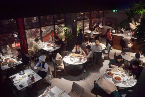 北京多家餐馆再现排队等位，业内预计元旦客流将持续回升
