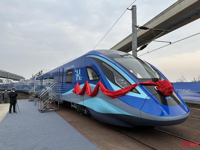 全球首列时速160公里的氢能源市域列车在成都中车下线！