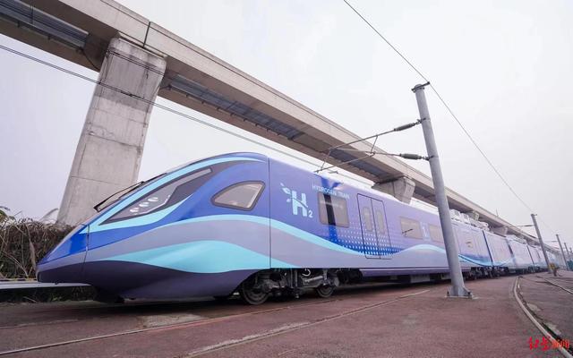 全球首列时速160公里的氢能源市域列车在成都中车下线！