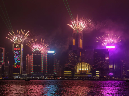 上海再现拉链式人墙！烟火气回来了，各地灯火璀璨迎接新年，全球多个城市无防疫措施迎接2023