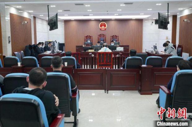 内蒙古地质矿产勘查开发局原正厅级巡视员吴日山受审
